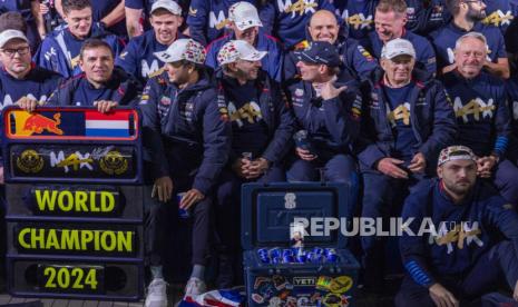 Pembalap Red Bull Racing Max Verstappen (tengah) dari Belanda bersama rekan setimnya Sergio Perez dari Meksiko, kepala tim Christian Horner, penasihat olahraga motor Helmut Marko, dan para kru tim berfoto selama perayaan gelar juara setelah Grand Prix Formula Satu Las Vegas di Sirkuit Las Vegas Strip, Las Vegas, AS, 24 November 2024. Verstappen memastikan gelar juara keempat kalinya di F1 dengan menjuarai F1 2024 setelah menyelesaikan balapan di Las Vegas di depan pembalap McLaren Lando Norris. 