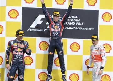 Pembalap Red Bull, Sebastian Vettel, meloncat di podium usai menjuarai Grand Prix F1 di sirkuit Spa-Francorchamps, Belgia, Ahad (28/8).