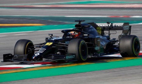 Pembalap renault Esteban Ocon saat tes pramusim di Sirkuit Katalunya, Barcelona, Rabu (19/2).