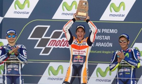 Pembalap Repsol Honda Marc Marquez (tengah) menjadi juara di sirkuit Aragon, Spanyol, Ahad (25/9). Marquez sementara memimpin klasemen MotoGP 2016.