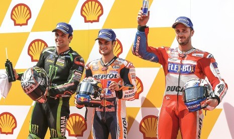 Pembalap Repsol Honda asal Spanyol Dani Pedrosa (tengah), pembalap Ducati dari Italia Andrea Dovizioso (kanan) dan pembalap Monster Yamaha Tech 3 Johann Zarco berpose setelah kualifikasi MotoGP di Sirkuit Sepang, Malaysia, Sabtu (28/10). 