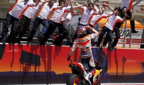 Pembalap Repsol Honda Marc Marquez dan timnya merayakan kemenangan beberapa waktu lalu.