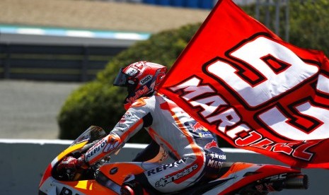 Pembalap Repsol Honda, Marc Marquez merayakan kemenangan di GP Spanyol, di Sirkuit Jerez, Ahad (6/5).