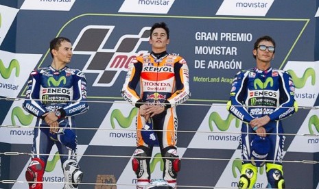 Pembalap Repsol Honda Marc Marquez (tengah) diapit Jorge Lorenzo (kiri) dan Valentino Rossi saat masih bersaing di MotoGP, beberapa waktu lalu. 