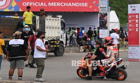 Pembalap Repsol Honda Team Marc Marquez dibonceng oleh kru dengan sepeda motor menuju garasi tim usai mengalami kecelakaan pada sesi kualifikasi MotoGP seri Pertamina Grand Prix of Indonesia 2022 di Pertamina Mandalika International Street Circuit, Lombok Tengah, NTB, Sabtu (19/3/2022). Marc Marquez akan start dari posisi ke-14 sementara pole position direbut pembalap Monster Energy Yamaha Fabio Quartararo.Direktur Utama Mandalika Grand Prix Association (MGPA) Priandhi Satria mengatakan Federasi Olahraga Motor Dunia (FIM) tidak melihat beberapa insiden kecelakaan yang terjadi pada hari kedua Pertamina GP of Indonesia pada Sabtu (19/3/2022) disebabkan karena faktor lintasan.