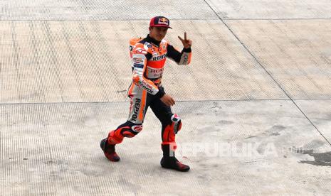 Pembalap Repsol Honda Team MotoGP Marc Marquez bersiap menuju garasi tim. Marquez akan ikut Parade MotoGP di Jakarta, Rabu (16/3/2022).