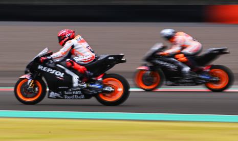 Pembalap Repsol Honda Team MotoGP Marc Marquez (kiri) dan Pol Espargaro memacu kecepatan sepeda motor saat sesi tes pramusim MotoGP 2022 di Pertamina Mandalika International Street Circuit, Lombok Tengah, NTB, Jumat (11/2/2022). Sesi tes pramusim di sirkuit Mandalika tersebut akan berlangsung hingga Ahad (13/2/2022). 