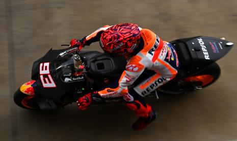 Pembalap Repsol Honda Team MotoGP Marc Marquez melaju di depan paddock saat sesi tes pramusim MotoGP 2022 di Pertamina Mandalika International Street Circuit, Lombok Tengah, NTB, Jumat (11/2/2022). Sesi tes pramusim di Sirkuit Mandalika tersebut akan berlangsung hingga Ahad (13/2/2022).