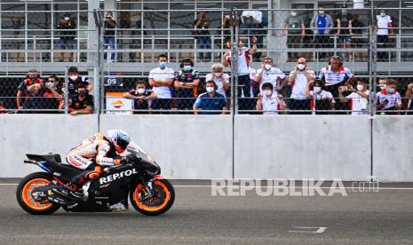 Pembalap Repsol Honda Team MotoGP Pol Espargaro berlatih start pada hari kedua tes pramusim MotoGP 2022 di Pertamina Mandalika International Street Circuit, Lombok Tengah, NTB, Sabtu (12/2/2022).  Pol Espargaro menjadi yang tercepat dalam tes MotoGP Mandalika. Espargaro mencatatkan waktu 1 menit 31,060 detik pada hari ketiga tes, Ahad (13/2/2022). 