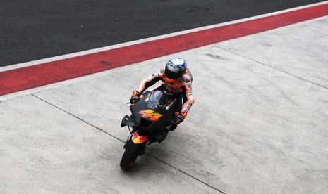 Pembalap Repsol Honda Team MotoGP Pol Espargaro memasuki paddock saat hari pertama tes pramusim MotoGP 2022 di Pertamina Mandalika International Street Circuit, Lombok Tengah, NTB, Jumat (11/2/2022). Sesi tes pramusim di Sirkuit Mandalika tersebut akan berlangsung hingga Ahad (13/2/2022). Di tes pramusim itu, Pol Espargaro, menjadi yang tercepat dengan catatan waktu satu menit, 32,466 detik.