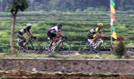 Pembalap sepeda beradu kecepatan pada etape pertama Tour de Linggarjati 2016 di Kuningan, Jawa Barat, Jumat (28/10). 