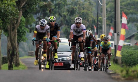 Pembalap sepeda beradu kecepatan pada etape pertama Tour de Linggarjati 2016 di Kuningan, Jawa Barat, Jumat (28/10).