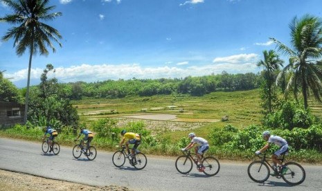 Pembalap sepeda mengikuti Tour de Singkarak 2016.