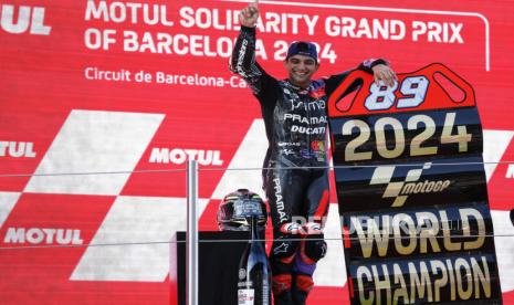 Pembalap Spanyol Jorge Martin dari Prima Pramac Racing yang memenangkan Juara Dunia MotoGP 2024 merayakan gelarnya di podium setelah finis ketiga dalam balapan Grand Prix Solidaritas Barcelona di Sirkuit Katalunya, Barcelona, ??Spanyol, Ahad, 17 November 2024