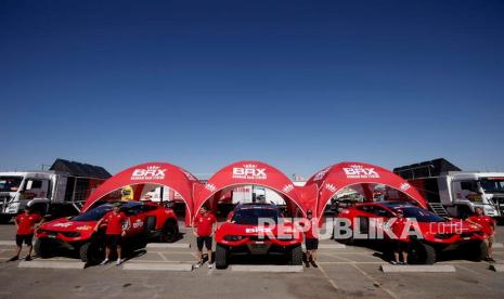 Bandara Arab Saudi Sediakan Layanan Tambahan untuk Reli Dakar. Pembalap Spanyol Nani Roma (2-Kiri) dan kopilot Spanyol Alex Haro Bravo (kiri), pembalap Prancis Sebastien Loeb (CR) dan kopilot Belgia Fabian Lurquin (CL), pembalap Argentina Orlando Terranova (kanan) dan kopilot Spanyol Daniel Oliveras Carreras (2 -R) tim Bahrain Raid Xtreme berpose untuk foto satu hari menjelang dimulainya Reli Dakar 2022 antara Jeddah dan Ha