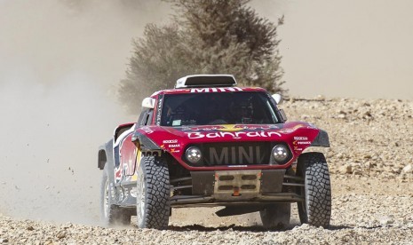 Pembalap Stephane Peterhansel beraksi di etap IX Reli Dakar 2020.