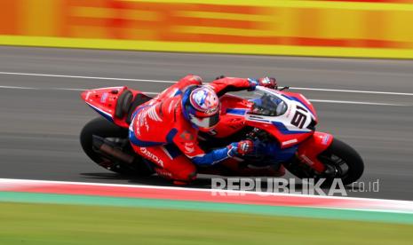 Pembalap Team HRC Leon Haslam memacu kecepatannya saat sesi latihan bebas kedua (FP2) WSBK 2021 di Pertamina Mandalika International Street Circuit, Lombok Tengah, Nusa Tenggara Barat, Jumat (19/11/2021). 