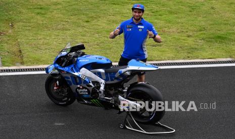 Pembalap Team Suzuki Ecstar MotoGP Alex Rins berpose di samping sepeda motor balapnya saat sesi tes pramusim MotoGP 2022 di Pertamina Mandalika International Street Circuit, Lombok Tengah, NTB, Kamis (10/2/2022). Sesi tes pramusim di sirkuit Mandalika tersebut akan berlangsung hingga Minggu (13/2/2022). 