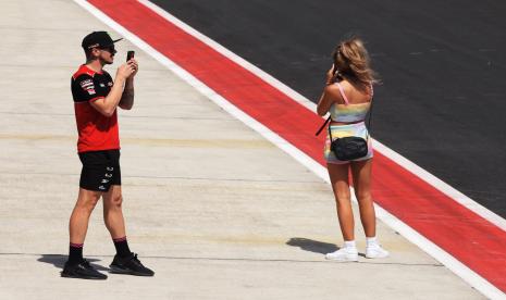 Pembalap tim Aruba.it Racing-Ducati WSBK Scott Redding (kiri) memotret suasana paddock timnya jelang balapan World Superbike (WSBK) di Pertamina Mandalika International Street Circuit, Lombok Tengah, Nusa Tenggara Barat, Kamis (18/11/2021). Balapan WSBK Mandalika yang menjadi seri pamungkas World Superbike musim 2021 itu dijadwalkan berlangsung pada Jumat (19/11/2021) hingga Minggu (21/11/2021).