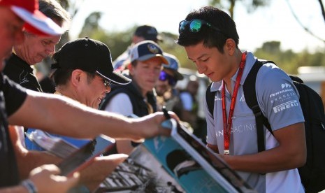 Pembalap tim Manor Racing F1 asal Indonesia Rio Haryanto memberikan tanda tangan kepada penggemar jelang seri perdana Formula 1 2016 di Sirkuit Albert Park Melbourne, Australia, Kamis (17/3).