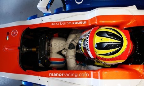 Pembalap tim Manor Racing F1 asal Indonesia Rio Haryanto bersiap melakukan sesi latihan pada seri perdana Formula 1 2016 di Sirkuit Albert Park Melbourne, Australia, Jumat (18/3).