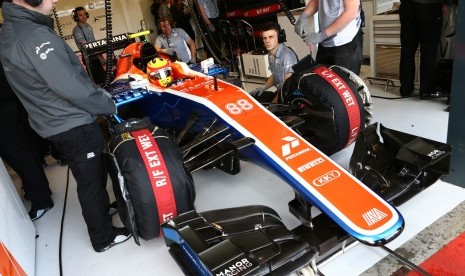 Pembalap tim Manor Racing F1 asal Indonesia Rio Haryanto bersiap melakukan sesi latihan pada seri perdana Formula 1 2016 di Sirkuit Albert Park Melbourne, Australia, Jumat (18/3).