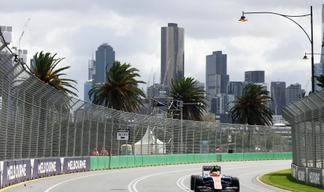 Pembalap tim Manor Racing F1 asal Indonesia Rio Haryanto melaju saat sesi latihan pada seri perdana Formula 1 2016 di Sirkuit Albert Park Melbourne, Australia, Jumat (18/3).