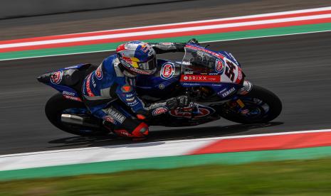 Pembalap tim Pata Yamaha With Brixx WorldSBK, Toprak Razgatlioglu, melaju saat sesi latihan bebas pertama (FP1) di Pertamina Mandalika International Street Circuit, Lombok Tengah, Nusa Tenggara Barat (NTB), Jumat (19/11/2021).