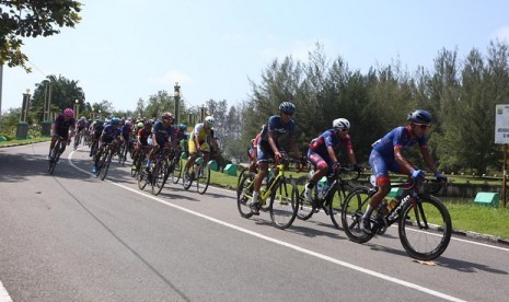 Pembalap Tour de Singkarak 2019 melewati etape 1 dari Kota Pariaman menuju Istano Basa Pagaruyung, Batusangkar, Sabtu (2/11)|