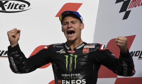 Pembalap Yamaha Factory Racing Fabio Quartararo merayakan keberhasilannya menjuarai MotoGP musim 2021. 