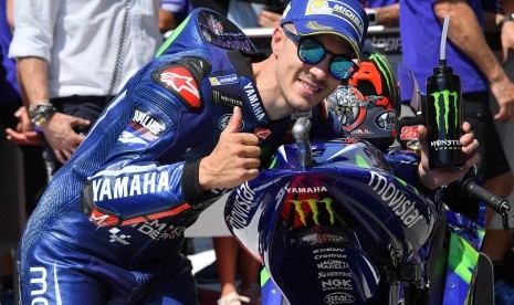 Pembalap Yamaha, Maverick Vinales berpose seusai babak kualifikasi GP Italia di Sirkuit Mugelo, Sabtu (3/6). Vinales start tedepan pada balapan besok.