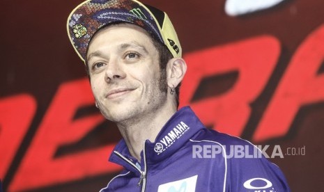 Pembalap Yamaha MotoGP Valentino Rossi menghadiri peluncuran motor terbaru Yamaha Lexi di Jakarta, Jumat (26/1). 