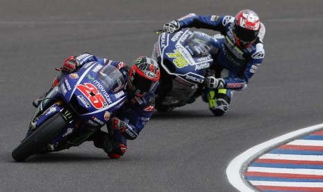 Pembalap Yamaha Movistar, Maverick Vinales (kiri) pada sesi latihan bebas GP Argentina di sirkuit Termas de Rio Hondo, Jumat (7/4).