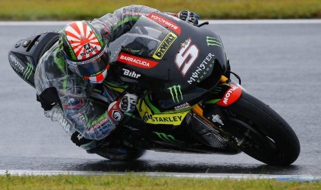 Pembalap Yamaha Tech 3, Johann Zarco pada sesi latihan bebas GP Jepang di Sirkuit Motegi, Jumat (13/10). Pada babak kualifikasi hari ini, Zarco berhasil menjadi yang tercepat.