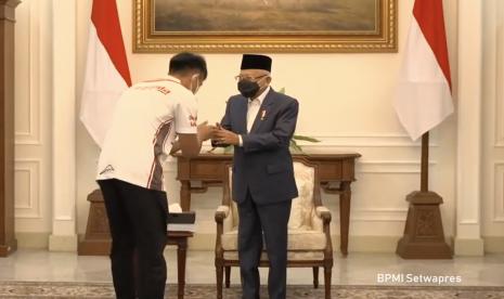 Pembalap Moto3 asal Indonesia Mario Suryo Aji (kiri) saat meminta doa restu dari Wakil Presiden RI Maruf Amin (kanan) di Istana Wapres, Jakarta, Sabtu (22/1/2022).