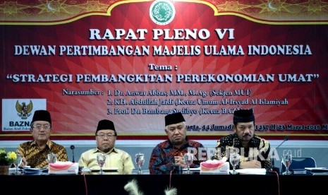 Pembangkitan Perekonomian Umat. (dari kiri) Wakil Sekretaris Dewan Pertimbangan (DP) MUI Natsir Zubaidi, Wakil Ketua DP MUI Didin Hafidudin, Ketua DP MUI Din Syamsuddin, dan Sekretaris DP MUI Noor Ahmad memimpin Rapat Pleno VI Dewan Pertimbangan MUI di Jak