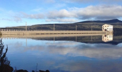 Pembangunan eko-akomodasi atau hotel ramah lingkungan ‘Pumphouse Point’ di Danau St. Clair, Tasmania. 