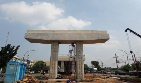 Pembangunan flyover Cakung, Jakarta Timur, hampir selesai.