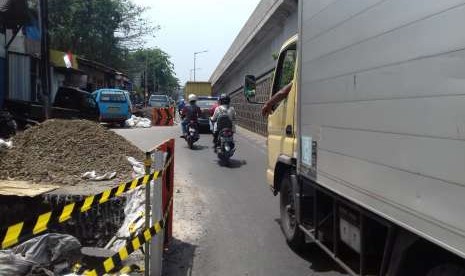 Pembangunan gorong-gorong di jalan Daan Mogot, Jakarta Barat. Pembangunan ini menyebabkan kemacetan parah dari pagi hingga malam hari, Jumat (14/9).