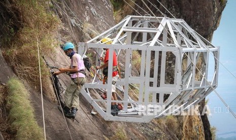 Pembangunan hotel menggantung (skylodge) di Gunung Parang, Kecamatan Tegalwaru, Purwakarta, terus dikebut. Targetnya hotel ini selesai akhir 2017 ini.