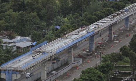 Pembangunan infrastruktur Light Rail Transit (LRT) atau kereta ringan di Palembang, Sumatra Selatan, Jumat (25/11). 