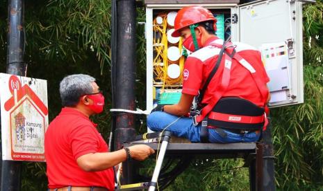 Pembangunan infrastruktur merupakan satu dari lima aspek utama yang menjadi fokus pemerintah saat ini. Infrastruktur diyakini menjadi langkah penting untuk memperkuat posisi Indonesia dalam menghadapi tantangan perubahan global. Sejalan dengan visi pemerintah tersebut, PT Telkom Indonesia (Persero) Tbk (Telkom) gencar membangun infrastruktur telekomunikasi ke seluruh negeri. 