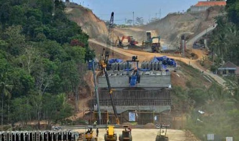   Pembangunan Jalan Tol Semarang-Solo Seksi Ungaran-Bawen, di Kab. Semarang, Jawa Tengah.