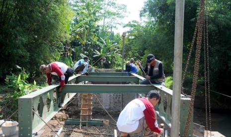 Pembangunan jembatan kehidupan di Pandeglang, Banten.