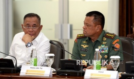 (dari kiri) Menteri Pertahanan Ryamizard Ryacudu bersama Panglima TNI Jenderal Gatot Nurmantyo menghadiri rapat terbatas bersama presiden di Kantor Presiden, Jakarta, Selasa (23/2).