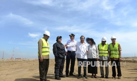 Pembangunan Lahan Reklamasi Dihentikan. (dari kedua kiri) Menteri KLH Siti Nurbaya, Gubernur DKI Basuki Tjahaja Purnama, Menko Maritim Rizal Ramli, dan Menteri Kelautan dan Perikanan Susi Pudjiastuti saat melihat kawasan reklamasi Pulau C dan D di Pantai I