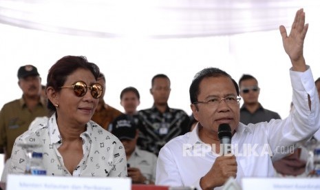 Pembangunan Lahan Reklamasi Dihentikan. (dari kiri) Menteri Kelautan dan Perikanan Susi Pudjiastuti bersama Menko Maritim Rizal Ramli memberikan keterangan saat melihat kawasan reklamasi Pulau C dan D di Pantai Indah Kapuk ,Jakarta, Rabu (4/5). 