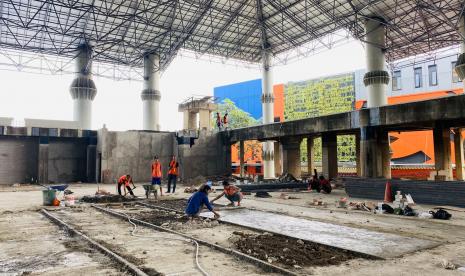 Pembangunan Masjid Agung Kota Bogor baru mencapai 17 persen dari target 23 persen. Hal itu terjadi lantaran fokus penguatan struktur yang dilakukan tidak bisa dikerjakan secara paralel. Bima Arya Tinjau Pembangunan Masjid Agung Kota Bogor