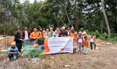 Pembangunan masjid di Desa Rih Tengah, Kabupaten Karo, Sumatra Utara.