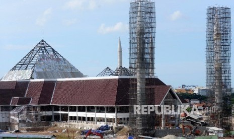 Pembangunan Masjid Raya jakarta di Daan Mogot, Cengkareng, Jakarta Barat, Ahad (8/1).